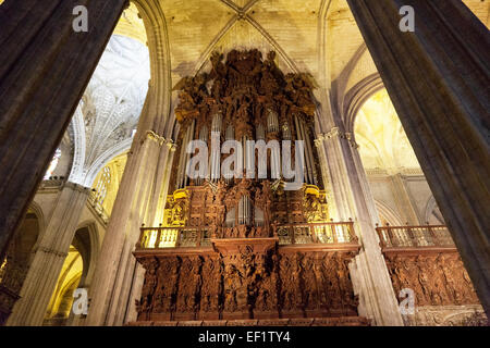 Alte Orgel in der Kathedrale in Sevilla, Spanien Stockfoto