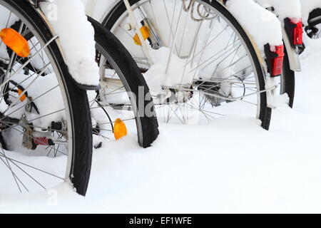 Viele Fahrräder mit Schnee bedeckt nur Reifen Stockfoto