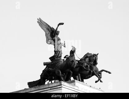 Nahaufnahme der Engel des Friedens auf die Quadriga auf Wellington Arch am Hyde Park Corner, London - monochrome Verarbeitung Stockfoto