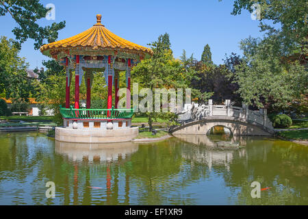 Traditionelle chinesische Garten mit Teich Stockfoto