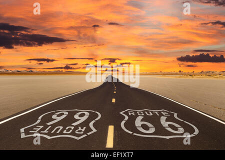 Romantisierenden Wiedergabe der Route 66 einen trockenen Seegrund in der riesigen Mojave-Wüste zu überqueren. Stockfoto