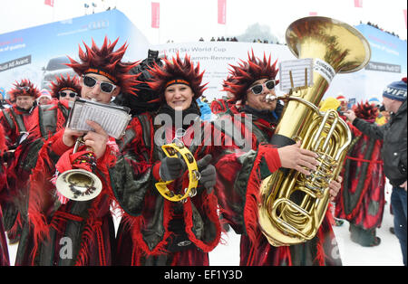 Kitzbühel, Österreich. 24. Januar 2015. Guggenmusik Musiker spielen auf das Hahnenkamm-Rennen in Kitzbühel, Österreich, 24. Januar 2015. Foto: FELIX HOERHAGER/Dpa/Alamy Live News Stockfoto