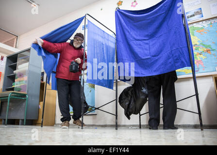 Athen, Griechenland. 25. Januar 2015. Ein Wähler lässt eine Wahlkabine um seine Stimme abzugeben für Griechenland Parlamentswahlen in Athen, 25. Januar 2015. Griechenlands linke, gegen Sparpolitik Syriza Partei und ihre Führer Alexis Tsipras, hat seinen Vorsprung an der Spitze für die 25. Januar 2015 Wahlen-Reiten eine Welle der Wut über Sparmaßnahmen als Voraussetzung für eine internationale Rettungsaktion erweitert. Foto: Michael Kappeler/Dpa/Alamy Live News Stockfoto