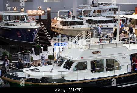 Besucher freuen sich die Boote auf dem Display an der Wassersport-Messe "boot 2015" in Düsseldorf, 24. Januar 2015. Die weltweit größte Wassersport Handel fair schließt am Sonntag, 25 Januar. Foto: FEDERICO GAMBARINI/dpa Stockfoto