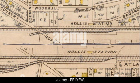 Ein Foto der Hollis Station im Jahr 1909, ein Teil der Long Island Rail Road. Dieses Bild erfasst den Bahnhof während des frühen 20. Jahrhunderts, einen kritischen Punkt im LIRR-Netzwerk, der den Transport zu den Bewohnern von Queens und Umgebung ermöglicht. Stockfoto
