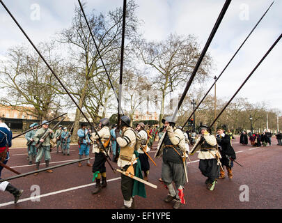 London, UK. 25. Januar 2015.  Jedes Jahr Royalist Mitglieder der englische Bürgerkrieg Gesellschaft montieren und März auf The Mall für einen kurzen Gedenkgottesdienst zum Gedenken an die Hinrichtung von König Charles I im Jahre 1649. Bildnachweis: Gordon Scammell/Alamy Live-Nachrichten Stockfoto