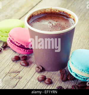 Makronen und Espresso Kaffee Tasse auf alten rustikalen Holztisch, stilisierte Vintage Foto Stockfoto