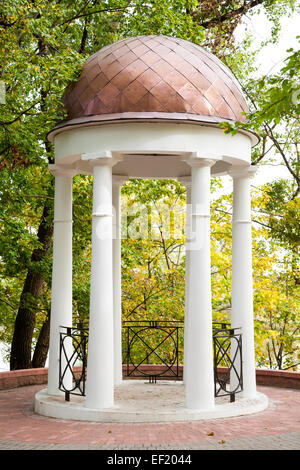 Pavillon mit Spalten im Herbst Garten, klassischen Stil Stockfoto