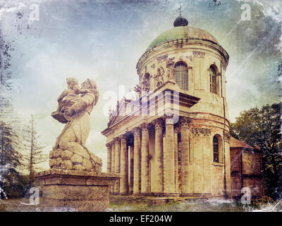 Statuen und die Verherrlichung der Heiligen und St. Joseph-Kirche. Pidhirzi Schloss, Region Lviv, Ukraine. Stockfoto