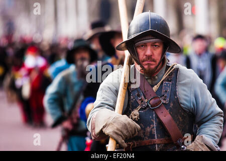 London, UK. 25. Januar 2015. Jedes Jahr am letzten Sonntag im Januar Geschichte Enthusiatsts nachspielen des Königs Armee Parade entlang der Route ging von König Charles I auf am Morgen des 30. Januar 1649, von St James Palace, das Banqueting House in Whitehall, wo er hingerichtet wurde. Um zu vermeiden, Whitehall für den Verkehr geschlossen, endet die Parade jetzt auf Horse Guards Parade. Bildnachweis: Paul Davey/Alamy Live-Nachrichten Stockfoto