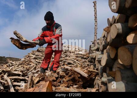 Herat. 25. Januar 2015. Ein afghanischer Mann arbeitet in einem Holz-Shop in der Provinz Herat in Westafghanistan, 25. Januar 2015. © Sardar/Xinhua/Alamy Live-Nachrichten Stockfoto