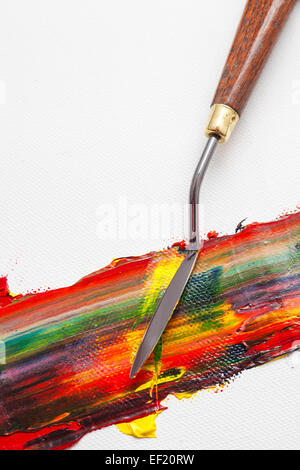 Spachtel und gemischte Ölfarben auf weißen Künstlerleinwand Stockfoto