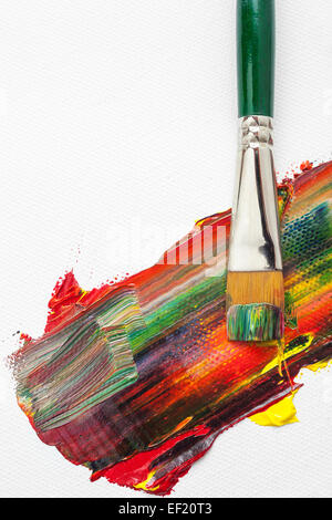 Pinsel und gemischte Ölfarben auf weißen Künstler Leinwand Stockfoto
