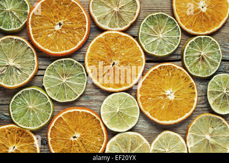 Getrocknete orange- und Zitronenbäume Scheiben auf Holztisch. Ansicht von oben. Stockfoto