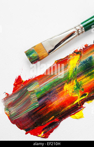 Pinsel und gemischte Regenbogen Ölfarben auf weißen Künstler Leinwand Stockfoto