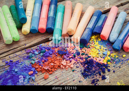 Sammlung von Regenbogen farbige Pastellstiften mit Pigment Staub. Stockfoto