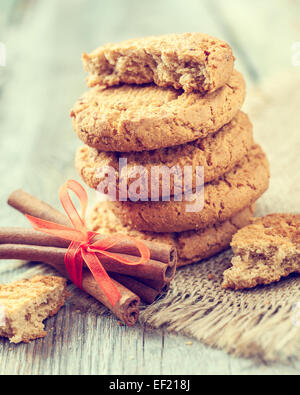 hausgemachtes Hafer Cookies und Zimtstangen auf alten Tisch Stockfoto
