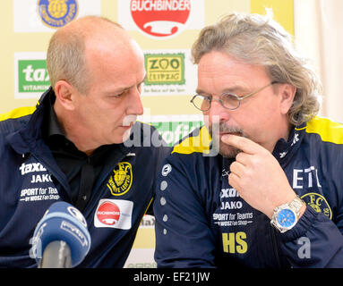 Leipzig, Deutschland. 21. Januar 2015. Ehemaliger Spieler auf den deutschen Fußball Mannschaft und Bayern München Spieler Mario Basler (L) spricht mit Heiko Scholz, Trainer des Fußball-club 1. FC Lokomotive Leipzig, während einer Präsentation bei Fußball-club 1. FC Lokomotive Leipzig in Leipzig, Deutschland, 21. Januar 2015. Basler angemeldet als Leipzigs neuer Geschäftsführer Sport Direcor. Foto: Peter Endig/Dpa/Alamy Live News Stockfoto