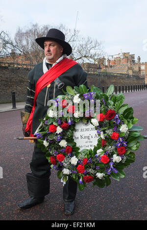 Westminster, London, UK. 25. Januar 2015. Eine Prozession findet entlang der Mall durch Horse Guards Parade und auf Whitehall zum Gedenken an die Hinrichtung von König Charles 1. 1649, ein Kranz ist außerhalb der festlich bewirten des Hauses in Whitehall gelegt. Bildnachweis: Matthew Chattle/Alamy Live-Nachrichten Stockfoto