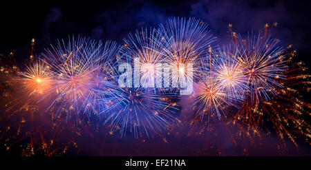 Feuerwerk in den dunklen Himmel Stockfoto