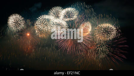 Feuerwerk in den dunklen Himmel Stockfoto