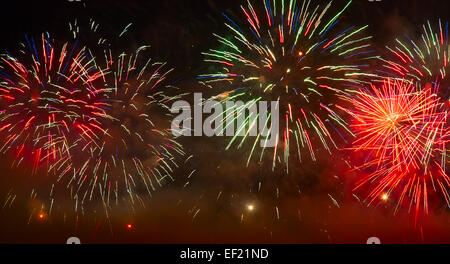 Feuerwerk in den dunklen Himmel Stockfoto