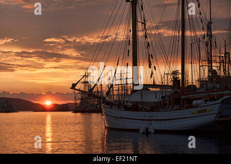 Herrlichen Sonnenuntergang in den Bergen im Sommer Tall Ship Race 2014 Stockfoto