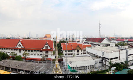 Dächern um Wat Arun, Skyline von Bangkok im Hintergrund buddhistischer Tempel. Thonburi. Thailand. Stockfoto