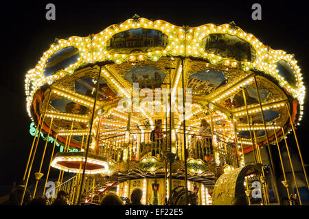 Eine französische altmodischen Stil Karussell, Karussell, Karussell, in der Nacht in Malaga, Spanien. Stockfoto