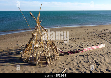 Tipi, Tipi, Tipi bauen aus Fluss Zuckerrohr und bemalten melden Sie sich am Strand von Málaga, Spanien hinter sich gelassen. Stockfoto