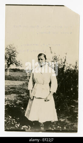 Miss Annie Wolf, anerkannt als Meisterlandwirt und als Auszeichnung, steht als Vorbild für landwirtschaftliche Leistungen. Ihre Arbeit zeigt die entscheidende Rolle der Frauen in der Landwirtschaft und der Konservierung von Lebensmitteln. Stockfoto