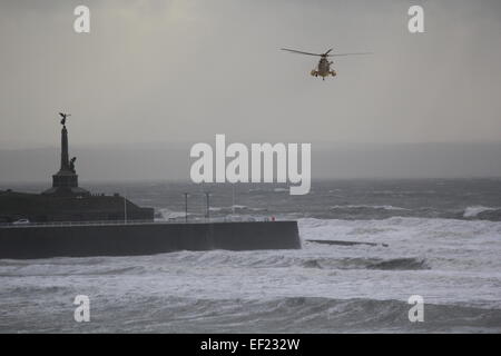 Eine RAF Sea King Hubschrauber C Flug 22 Squadron RAF Valley über Aberystwyth Wales uk Stockfoto