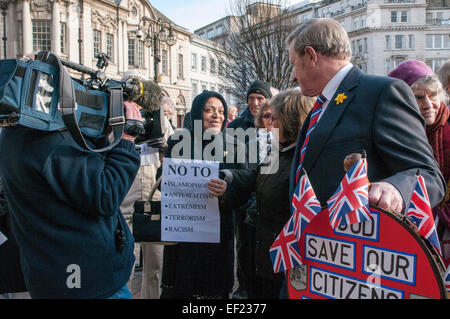 Victoria Square, Birmingham, UK. 25. Januar 2015. "Not In Our Name" interreligiösen rally, die "völlig ablehnen die gewalttätigen und extremistischen Aktionen von verzweifelten Mörder in Paris und weltweit im Namen der Religion begangen. Sie nicht sprechen oder handeln für uns. " Die Fraktion lehnt Antisemitismus, Islamophobie und Rassismus mit einer damit verbundenen Gewalt; " Diese haben keinen Platz in unserer Stadt. " Bildnachweis: Malcolm Brice/Alamy Live-Nachrichten Stockfoto