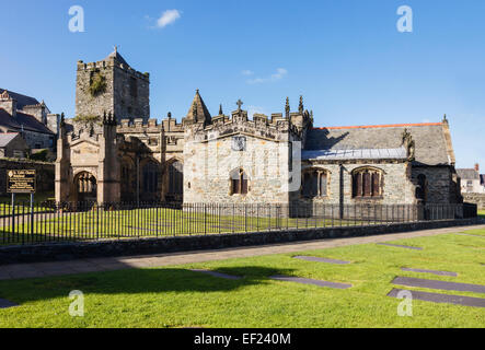 Pfarrkirche von St. Cybi in Wänden von Caer Gybi römisches Kastell in Holyhead, Isle of Anglesey, North Wales, UK, Großbritannien Stockfoto