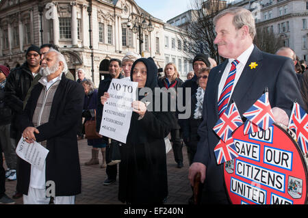 Victoria Square, Birmingham, UK. 25. Januar 2015. "Not In Our Name" interreligiösen rally, die "völlig ablehnen die gewalttätigen und extremistischen Aktionen von verzweifelten Mörder in Paris und weltweit im Namen der Religion begangen. Sie nicht sprechen oder handeln für uns. " Die Fraktion lehnt Antisemitismus, Islamophobie und Rassismus mit einer damit verbundenen Gewalt; " Diese haben keinen Platz in unserer Stadt. " Bildnachweis: Malcolm Brice/Alamy Live-Nachrichten Stockfoto