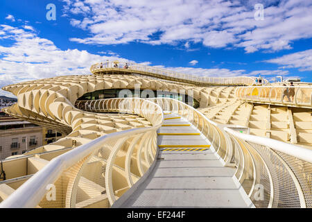 Der Gehweg Metropol Parasol in Sevilla. Das Hotel liegt in der Altstadt, die Struktur zu öffentlichen Controversey 2011 eröffnet. Stockfoto