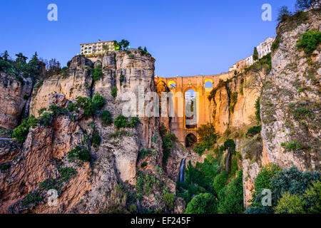 Ronda, Spanien an der Puente Nuevo Bridge in der Dämmerung. Stockfoto