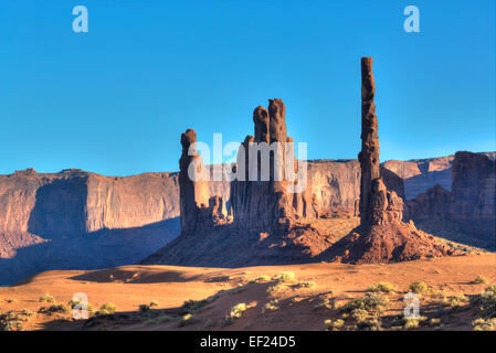 Totempfahl (rechts), Yei Bi Chei (links), Monument Valley Navajo Tribal Park, Utah, USA Stockfoto