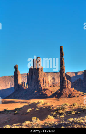 Totempfahl (rechts), Yei Bi Chei (links), Monument Valley Navajo Tribal Park, Utah, USA Stockfoto