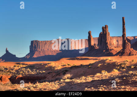 Totempfahl (rechts), Yei Bi Chei (links), Monument Valley Navajo Tribal Park, Utah, USA Stockfoto