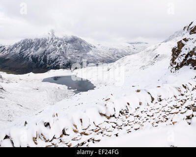 Blick auf See Llyn Idwal, Stift yr Ole Wen aus des Teufels Küche Weg mit Schnee in den Bergen in Snowdonia, Wales, UK Stockfoto