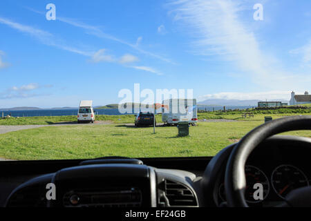 Blick durch die Windschutzscheibe von innen ein Wohnmobil auf Kilbride Campingplatz. South Uist, äußeren Hebriden Schottland, Großbritannien Stockfoto