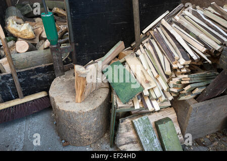 Holz, Splitter und Haufen Kleinholz und Protokolle in eine Holz-Shop. Stockfoto