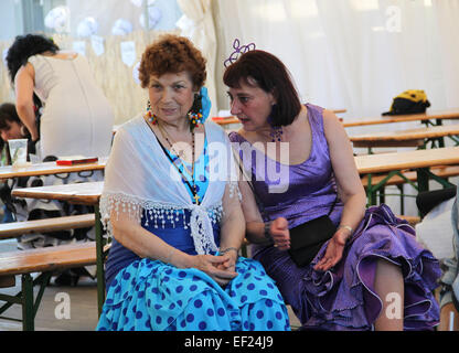 Frauen in der traditionellen spanischen Flamenco Kleid an der Feria de Abril de Katalonien (April Fair von Katalonien) in Barcelona. Stockfoto