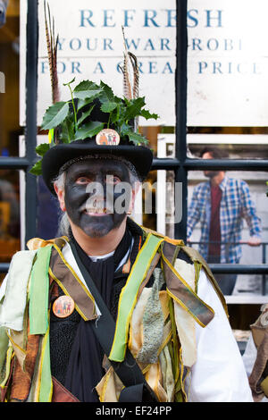 Penkhull Domesday Morris Tänzer, schwarz gesichtig, tragen lange fließende zerrissene alte Lumpen, Kleidung aus breiten Bolzen Material, Kleidung & Tanzfeier, Outdoor-Veranstaltung, Street Dancer, kostümierte Tänzer am Holly Holy Holy Day & Belagerung von Nantwich Re-enactment. Holy Holy Day erinnert an die Aufhebung der Belagerung von Nantwich während des englischen Bürgerkrieges am 25th. Januar 1644 und der Name ist von den Einheimischen tragen Zweige von Holly in ihren Hüten zu feiern abgeleitet. Die Gedenkfeier geht auf über 40 Jahre zurück, als eine von der Nantwich History Society organisierte Zeremonie zur Kranzniederlegung von Stechpalmkränzen begann Stockfoto