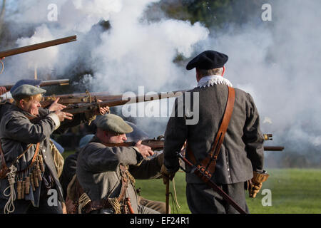 Musketen feuern in Nantwich, Cheshire, Großbritannien. Januar 2015. Musketiere & Dragoons beim Holly Holy Day & Siege of Nantwich Reenactment. Seit mehr als 40 Jahren versammelten sich die treuen Truppen Des Versiegelten Knotens in der historischen Stadt zu einer spektakulären Nachstellung der blutigen Schlacht, die vor fast 400 Jahren stattfand und das Ende der langen und schmerzhaften Belagerung der Stadt markierte. Roundheads, cavaliers und andere historische Unterhaltungskünstler trafen sich im Stadtzentrum, um die Schlacht erneut zu führen. Die Belagerung im Januar 1644 war einer der Hauptkonflikte des Englischen Bürgerkrieges. Stockfoto