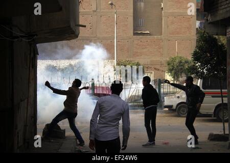 Kairo. 25. Januar 2015. Unterstützer des Ägyptens gestürzten Präsidenten Mohamed Morsi gelten bei Zusammenstößen mit der Polizei während einer Demonstration in Bezirk von Al Matarya, Ost-Kairo, Ägypten, am 25. Januar 2015, dem 4. Jahrestag des Aufstands Ägyptens ehemaliger Präsident Hosni Mubarak zu stürzen. © Ahmed Gomaa/Xinhua/Alamy Live-Nachrichten Stockfoto