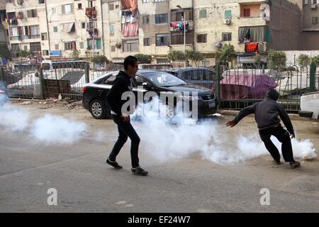 Kairo. 25. Januar 2015. Unterstützer des Ägyptens gestürzten Präsidenten Mohamed Morsi gelten bei Zusammenstößen mit der Polizei während einer Demonstration in Bezirk von Al Matarya, Ost-Kairo, Ägypten, am 25. Januar 2015, dem 4. Jahrestag des Aufstands Ägyptens ehemaliger Präsident Hosni Mubarak zu stürzen. © Ahmed Gomaa/Xinhua/Alamy Live-Nachrichten Stockfoto