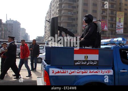 Kairo. 25. Januar 2015. Eine Polizei steht Wache im Stadtteil Al Matarya wo Unterstützer von Ägyptens Präsident Mohamed Morsi bei Zusammenstößen mit der Polizei während einer Demonstration in Bezirk von Al Matarya, Ost-Kairo, Ägypten, am 25. Januar 2015, dem 4. Jahrestag des Aufstands Sturz Ägyptens ehemaliger Präsident Hosni Mubarak gestürzt. © Ahmed Gomaa/Xinhua/Alamy Live-Nachrichten Stockfoto