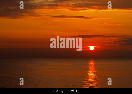 Sonnenuntergang am Ufer der Ostsee Stockfoto